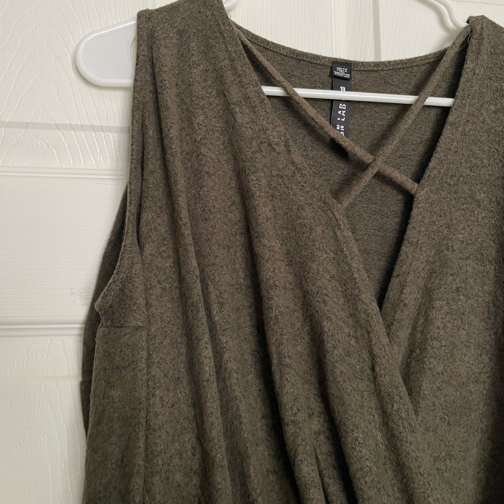 Design Lab Lord & Taylor Green V-Neck Long sleeve Top - Picture 2 of 6
